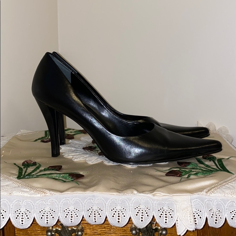Pumps - Picture 2 of 4